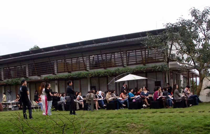 Rất hiếm khi phóng viên báo chí được tham dự một buổi họp báo có lẽ là lần đầu tiên ở Việt Nam: tổ chức ngoài trời, tại nhà riêng của nghệ sỹ và trên thảm cỏ xanh mượt gần gũi với thiên nhiên. Xem tiếp: Ngỡ ngàng ngắm vườn cây, ao cá, chuồng gà nhà ca sỹ Mỹ Linh // Thành Chương 'đánh liều' kể chuyện '3 chìm 4 nổi' của Mỹ Linh