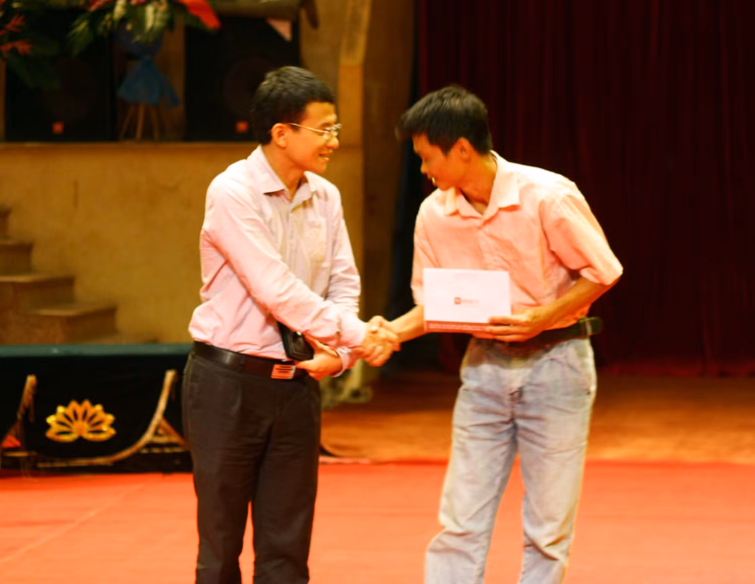 Ông Trần Việt Dũng, Uỷ viên BBT báo Người đưa tin trao phần quà cho phụ huynh em Nguyễn Thành Tuấn