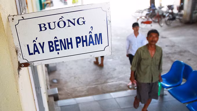 Buồng lấy bệnh phẩm tại khoa xét nghiệm Bệnh viện Đa khoa Hoài Đức (Hà Nội) - Ảnh: Nguyễn Khánh Buồng lấy bệnh phẩm tại khoa xét nghiệm Bệnh viện Đa khoa Hoài Đức (Hà Nội) - Ảnh: Nguyễn Khánh