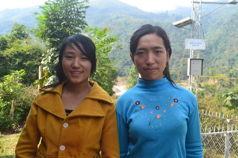 Hai chị em người dân tộc Si La đi bộ từ sáng từ bản lên trung tâm xã để nhận quà.