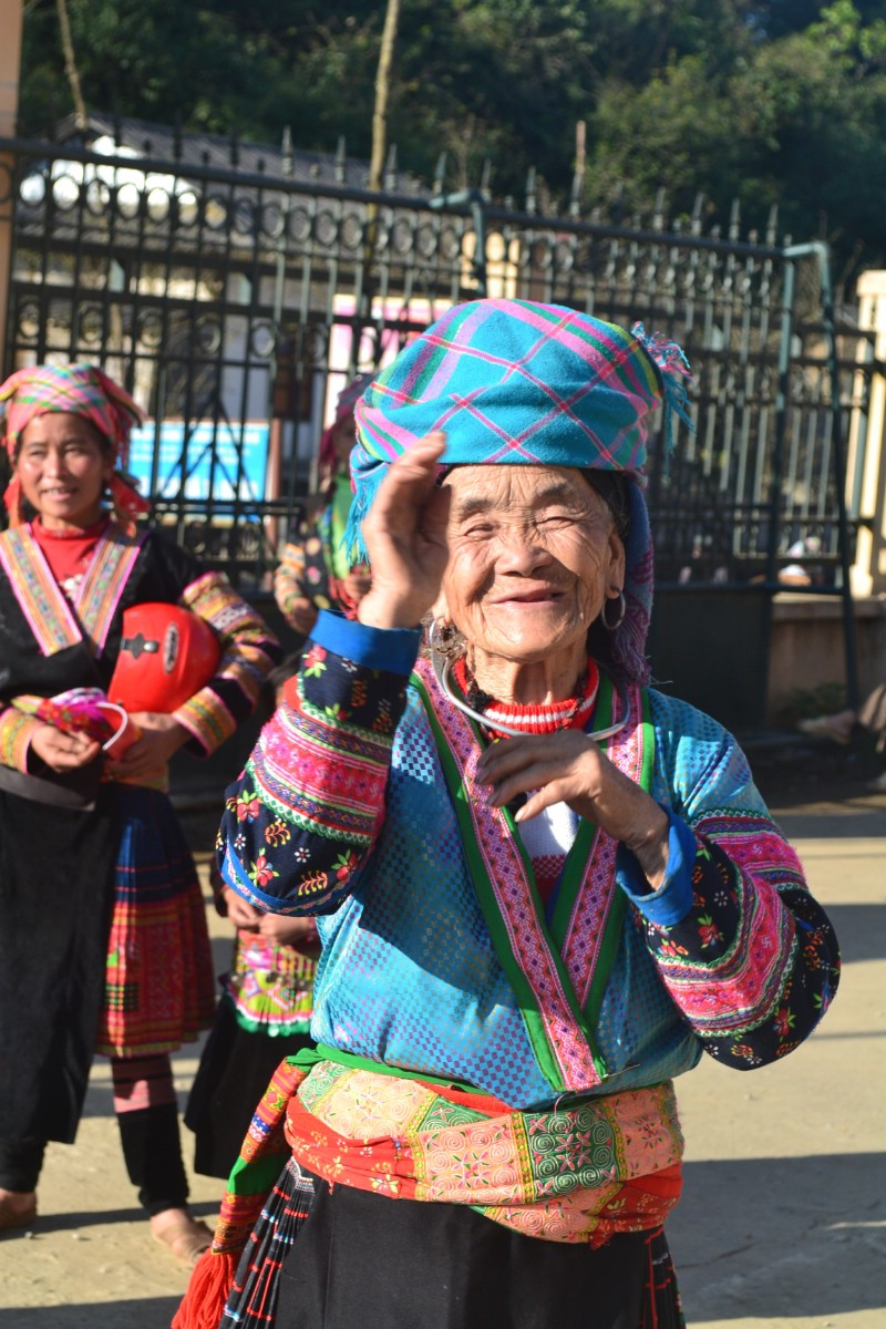 Còn đối với người dân Tả Ngảo (Si Hồ) cười rạng rỡ khi thấy đoàn từ thiện mang theo bánh kẹo.