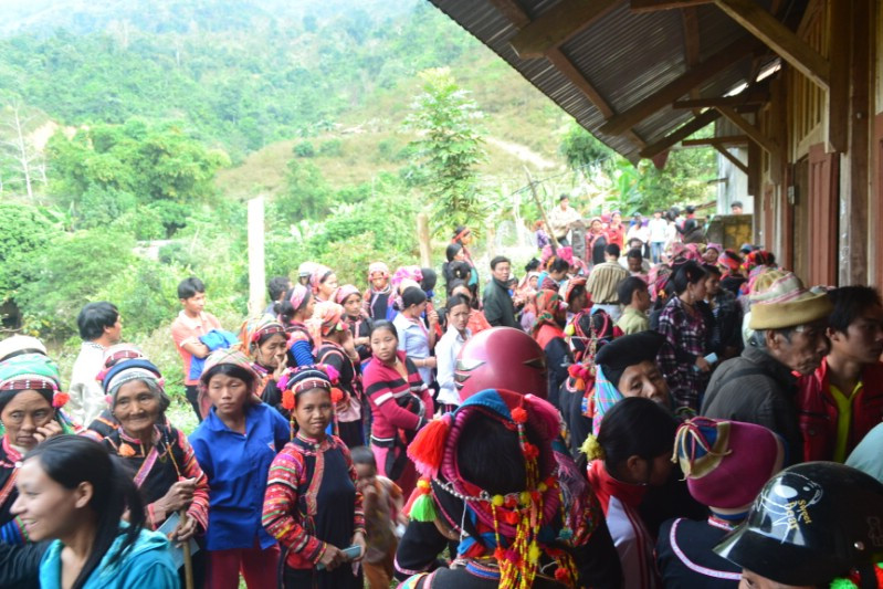 Người dân Kan Hồ (Mường Tè, Lai Châu) đã có mặt từ sáng sớm để chờ đoàn từ thiện trao quà ăn Tết. Ai nấy đều hồ hởi, vui mừng chờ gọi tên.