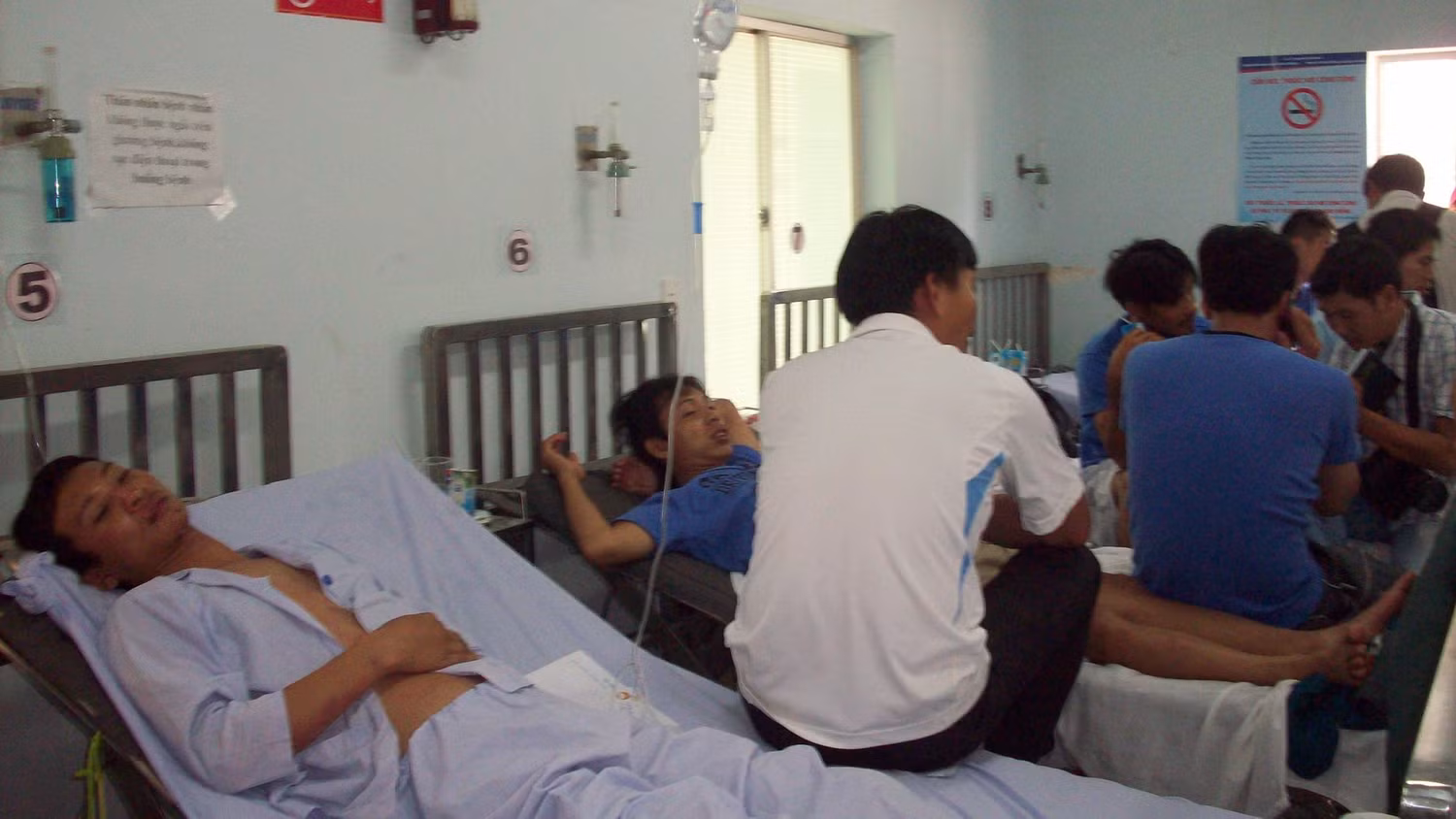 Các bệnh nhân đang cấp cưu tại bệnh viện Cần Giờ