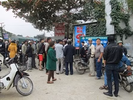 Người dân tập trung để phản đối hành động của con trai bí thư xã
