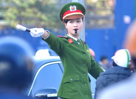 Không ít người tham gia giao thông vẫn bất ngờ khi chứng kiến những "bóng hồng" điều tiết giao thông.