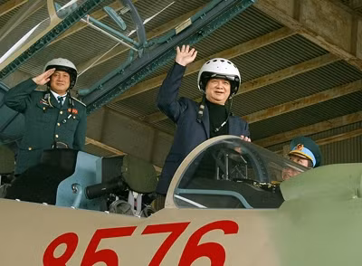 Thủ tướng Nguyễn Tấn Dũng thị sát máy bay Su-30MK2, loại máy bay tiêm kích đa năng, hiện đại. Thủ tướng Nguyễn Tấn Dũng thị sát máy bay Su-30MK2, loại máy bay tiêm kích đa năng, hiện đại.