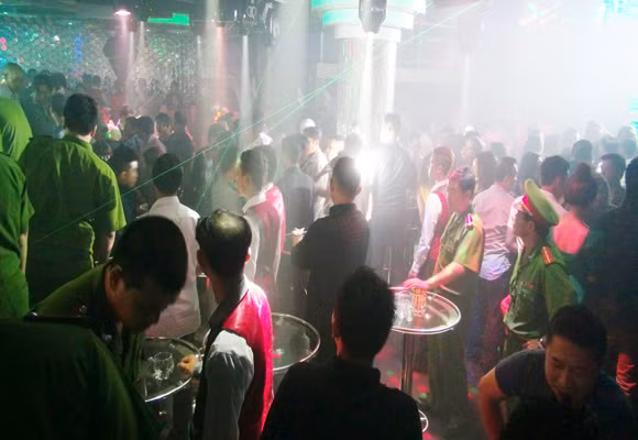 Hàng trăm dân chơi có mặt tại điểm ăn chơi lúc rạng sáng