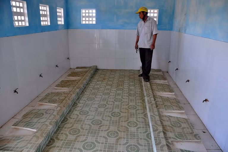 Bên trong và ngoài nhà vệ sinh được thông tin là xây dựng hết 560 triệu đồng ở trường Tiểu học Đức Thắng. Bên trong và ngoài nhà vệ sinh được thông tin là xây dựng hết 560 triệu đồng ở trường Tiểu học Đức Thắng.