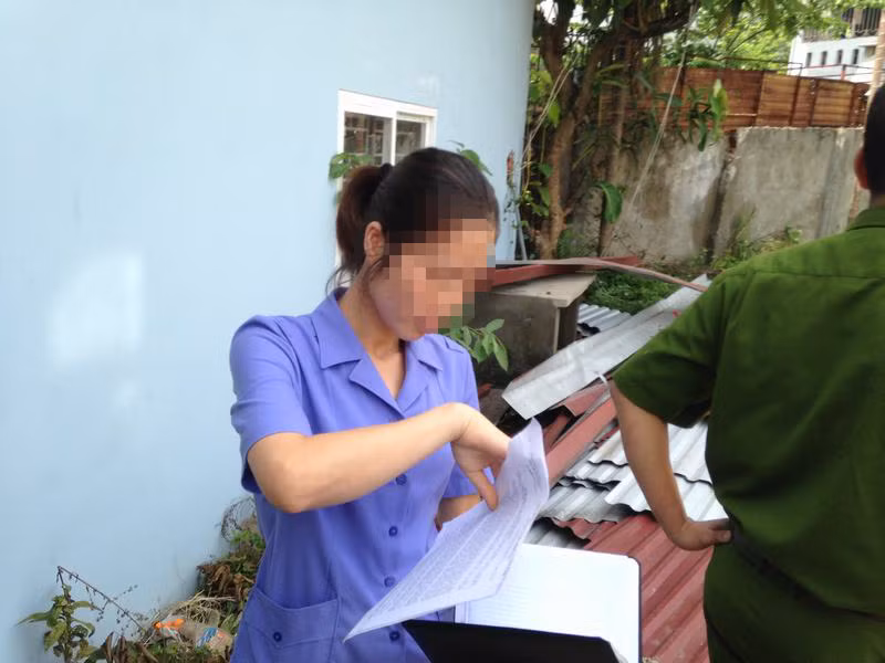 Người phụ nữ mặc áo màu xanh không có phù hiệu xưng là người của VKS thị xã Sơn Tây