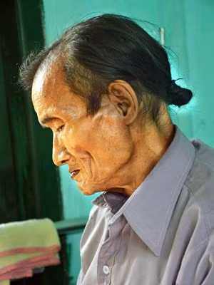 “Người rừng” cha ngày ngày buồn bã ngóng về rừng sâu .