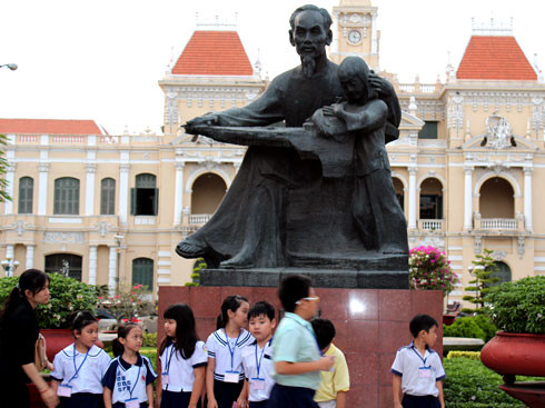 Tượng đài "Bác Hồ với thiếu nhi" hiện tại sẽ được di dời về nhà Thiếu nhi thành phố (quận 3) để xây dựng tượng đài mới. Ảnh: H.C