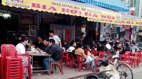 Các quán nhậu luôn tấp nập khách. Có người ngày nào cũng nhậu, đưa một lượng lớn bia rượu, đồ nhậu vào cơ thể - (Ảnh: C.Q) Các quán nhậu luôn tấp nập khách. Có người ngày nào cũng nhậu, đưa một lượng lớn bia rượu, đồ nhậu vào cơ thể - (Ảnh: C.Q)