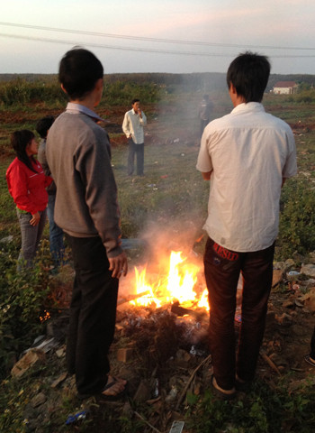 Một số người dân vì lạnh quá đã đốt lửa ở ven đường để sưởi ấm, và đánh răng, vệ sinh ngay tại chỗ.