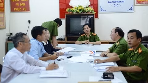 CA Hải Dương làm việc với đại diện lô hàng - Ảnh: Tuổi Trẻ