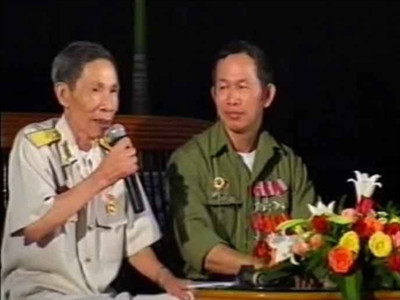 Một lần làm khách VTV3 giao lưu cùng đồng đội.