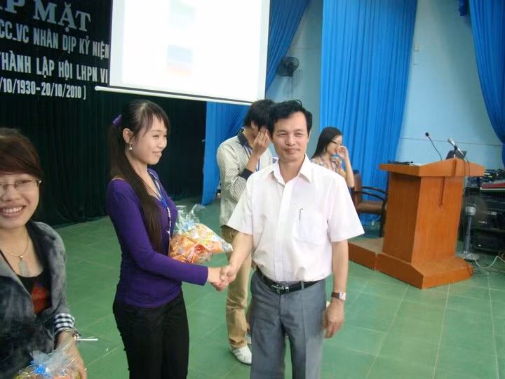 Ông Vũ Dương Bình trao quà cho sinh viên trong hội thảo tháng 10/2010. Ông Vũ Dương Bình trao quà cho sinh viên trong hội thảo tháng 10/2010.