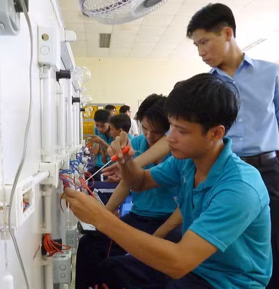 Học viên lớp kỹ thuật điện công nghiệp và dân dụng ở Trung tâm Giáo dục lao động xã hội Phước Bình trong giờ thực hành điện dân dụng (Sở Lao động - Thương binh và Xã hội TP Hồ Chí Minh).