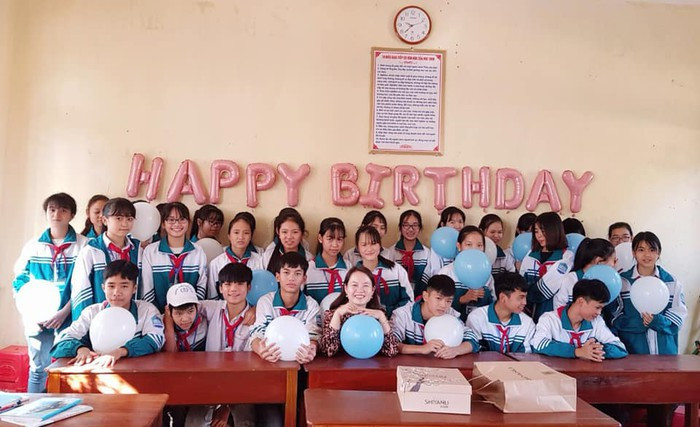 Tập thể lớp 9A chụp ảnh lưu niệm cùng cô giáo chủ nhiệm lớp (Ảnh nhân vật cung cấp).