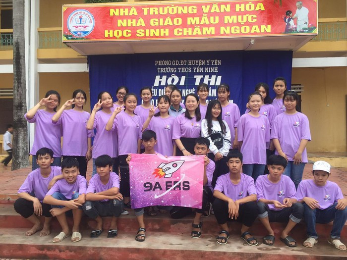 Cô chủ nhiệm lớp Lương Thị Minh Thúy cùng học trò của mình trong hội thi văn nghệ (Ảnh nhân vật cung cấp).