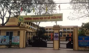 Trường trung học cơ sở Trần Phú, quận Hoàng Mai nơi nghi xảy ra vụ việc thầy giáo dạy Toán lạm dụng tình dụng nhiều nam học sinh (Ảnh: Công Tiến).