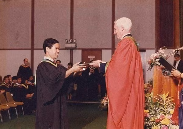 Anh Phước nhận bằng tốt nghiệp Thạc sĩ với điểm số loại xuất sắc từ President AIT tháng 12/1993.