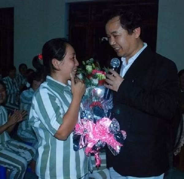 “Người gieo niềm tin cuộc sống” là tên gọi mà các phạm nhân đặt cho anh Phước. Một nữ phạm nhân trại giam Z30D xúc động lên tặng hoa anh Phước sau một buổi nói chuyện trước hàng ngàn phạm nhân.