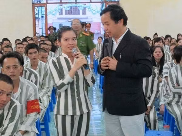 Anh Phước sau một lần tặng sách đang nói chuyện, truyền cảm hứng cho các tù nhân tại trại giam Z30D Hàm Tân Bình Thuận. “Trong ảnh anh Phước đang trò chuyện cùng nữ phạm nhân trẻ Tống Lan Vy là sinh viên năm thứ 2 bị vào trại giam do tội danh vận chuyển, buôn bán ma tuý. Tống Lan Vy đang nói về ước mơ thực sự của mình sau khi thi hành xong bản án”.