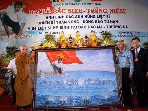 Anh Phước (bìa phải) trong đêm đấu giá chính thức bức tranh lịch sử ‘ Hạt Giống Tâm Hồn - Gạc Ma - Vòng Tròn Bất Tử’ giúp đỡ 64 gia đình liệt sĩ hy sinh ở Gạc Ma tại chùa Vĩnh Nghiêm 22/7/2015. Chương trình chưa từng có lần đầu tiên này đã lấy đi nước mắt biết bao người trong đó có những thân nhân 64 gia đình liệt sĩ Gạc Ma khi được chính thức xem đoạn clip các chiến sĩ Việt Nam bị bắn chết bằng súng máy và pháo hạ nòng do Trung Quốc quay được.