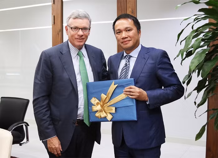 Chủ tịch Hội đồng quản trị Techcombank cùng Giám đốc điều hành của Visa. Chủ tịch Hội đồng quản trị Techcombank cùng Giám đốc điều hành của Visa.
