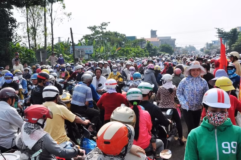 Người dân kéo đến tụ tập tại UBND huyện Tư Nghĩa Quảng Ngãi. Người dân kéo đến tụ tập tại UBND huyện Tư Nghĩa Quảng Ngãi.