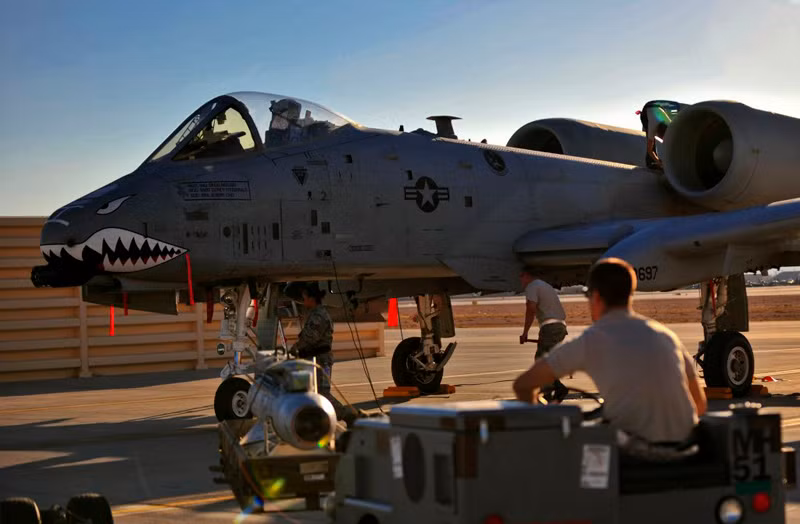Nevada (16/7/2012): bảo dưỡng máy bay A-10C Thunderbolt II tại căn cứ Không quân Nellis thuộc tiểu bang Nevada.