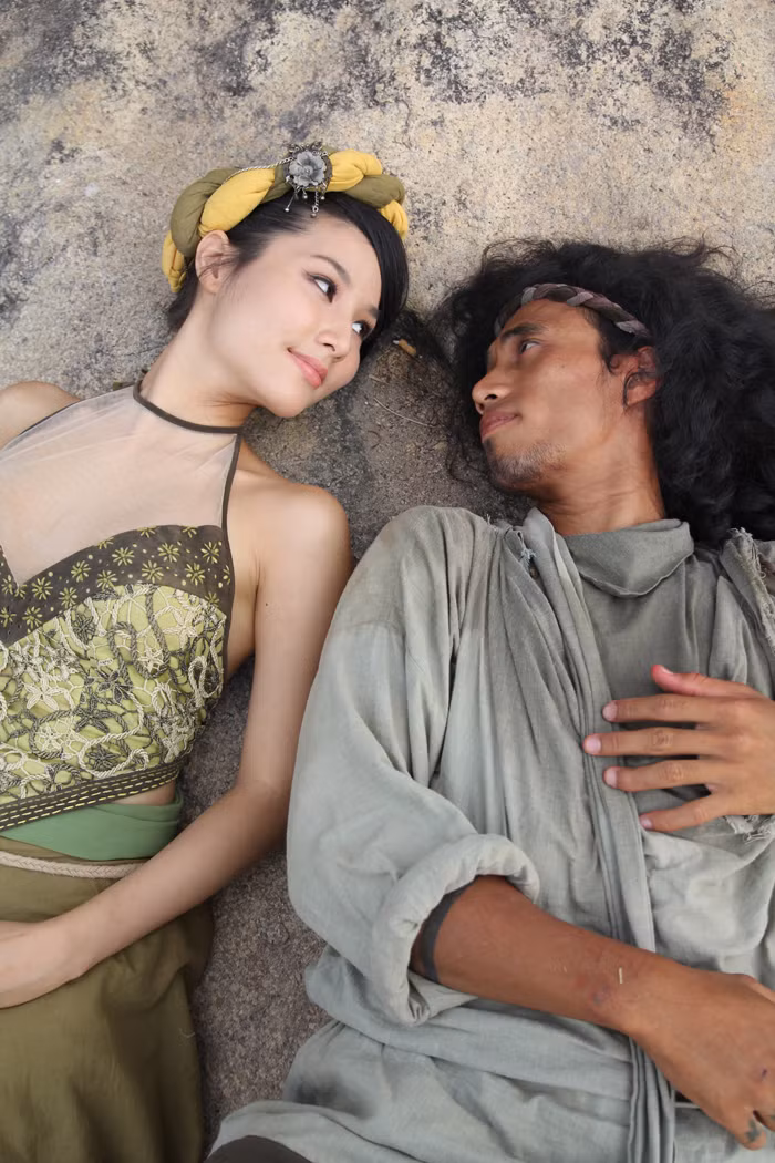 Phút tình tứ bên nhau của cặp đôi.