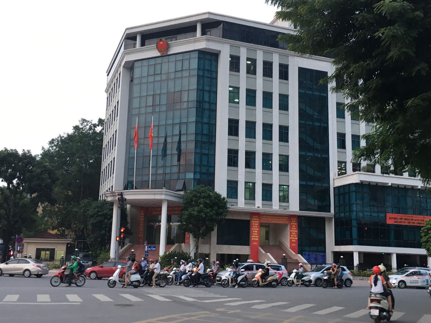 Sau hai lần vào cuộc và ra văn bản kết luận của Ủy ban nhân dân quận Ba Đình vẫn thiếu thuyết phục gây bức xúc cho không ít giáo viên Trường Tiểu học Hoàng Hoa Thám. Ảnh: Vũ Phương.