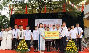 Ông Võ Văn Thưởng dự lễ khai giảng tại Trường Dân tộc nội trú Ninh Thuận ảnh 2