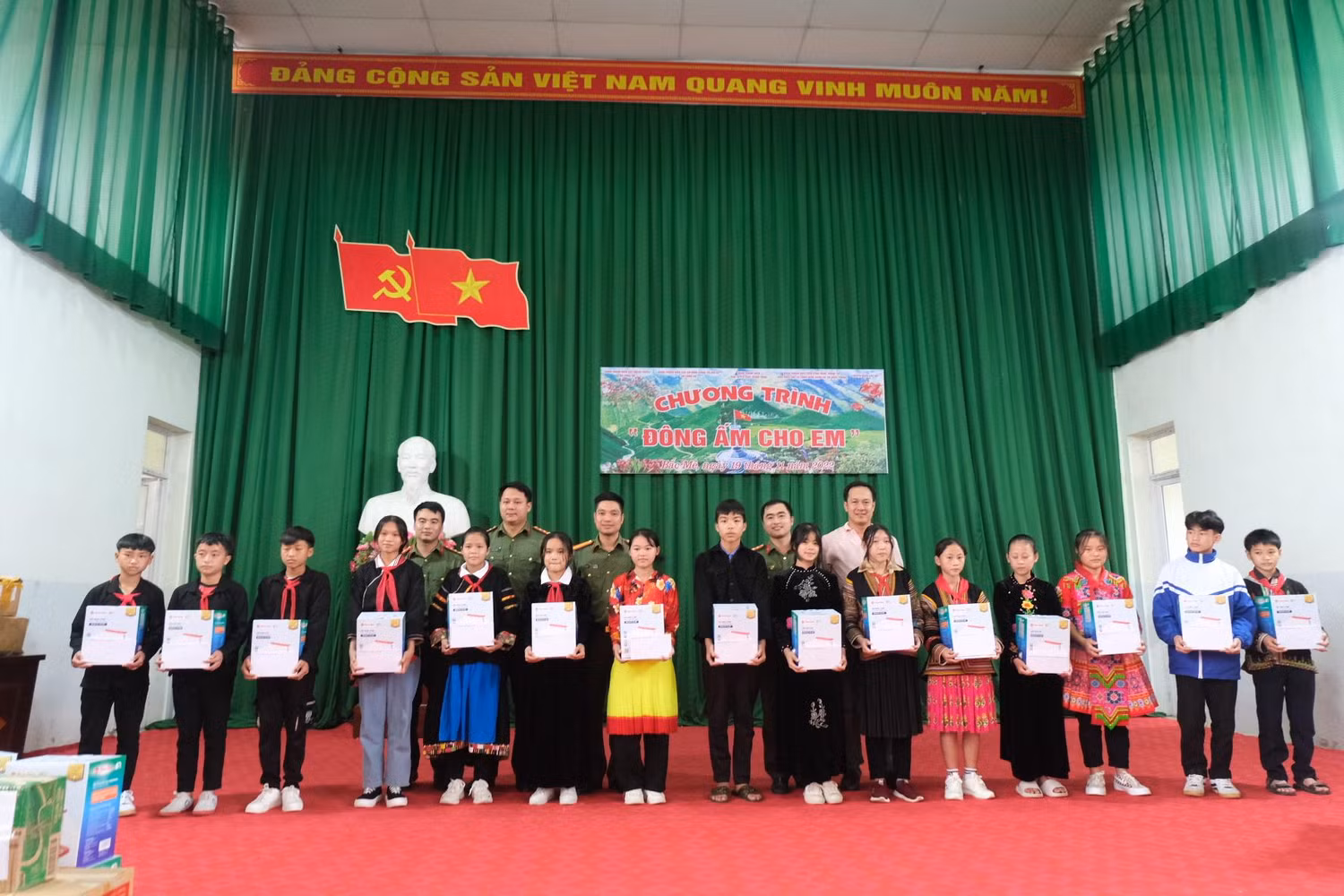 Các phần quà tuy không lớn lao về vật chất nhưng chứa đựng tấm lòng, tình cảm của các tổ chức, đơn vị và mỗi bạn đoàn viên các đơn vị tham gia. Ảnh: LC Các phần quà tuy không lớn lao về vật chất nhưng chứa đựng tấm lòng, tình cảm của các tổ chức, đơn vị và mỗi bạn đoàn viên các đơn vị tham gia. Ảnh: LC