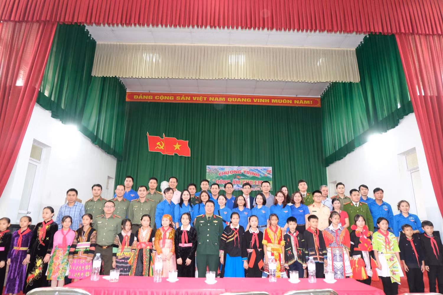Các em học sinh tại Bắc Mê đã nhận được phần quà ý nghĩa đúng dịp 20/11. Ảnh: LC Các em học sinh tại Bắc Mê đã nhận được phần quà ý nghĩa đúng dịp 20/11. Ảnh: LC