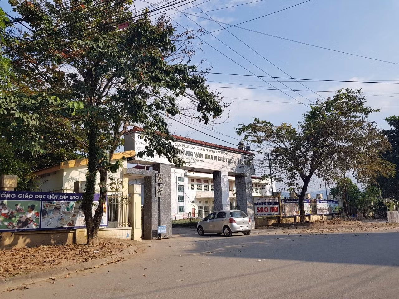 Đến nay, học sinh trường Phổ thông liên cấp Sao Mai vẫn học tại trường Cao đẳng Văn hóa Nghệ thuật Tây Bắc. Ảnh: LC