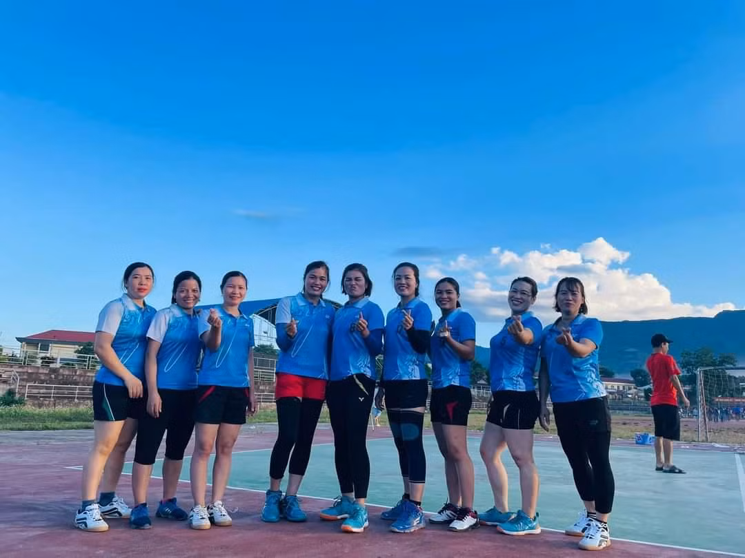 Cô Thuông (thứ 3 từ trái sang) luôn tích cực tham gia các hoạt động hội thao của ngành. Ảnh: NVCC