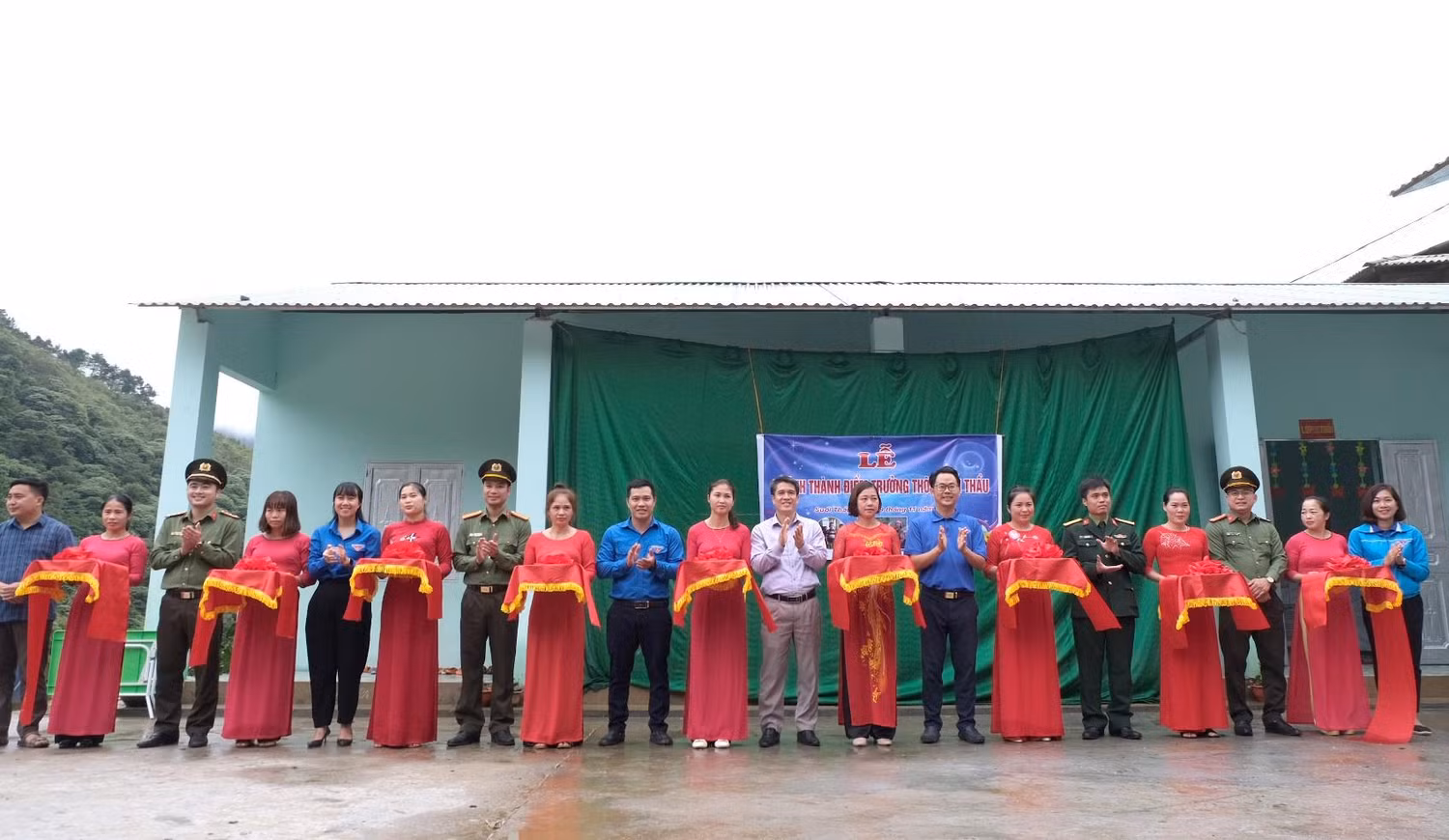 Lễ cắt băng khánh thành lớp học kiên cố ở điểm trường mầm non tại Suối Thầu. Ảnh: LC Lễ cắt băng khánh thành lớp học kiên cố ở điểm trường mầm non tại Suối Thầu. Ảnh: LC