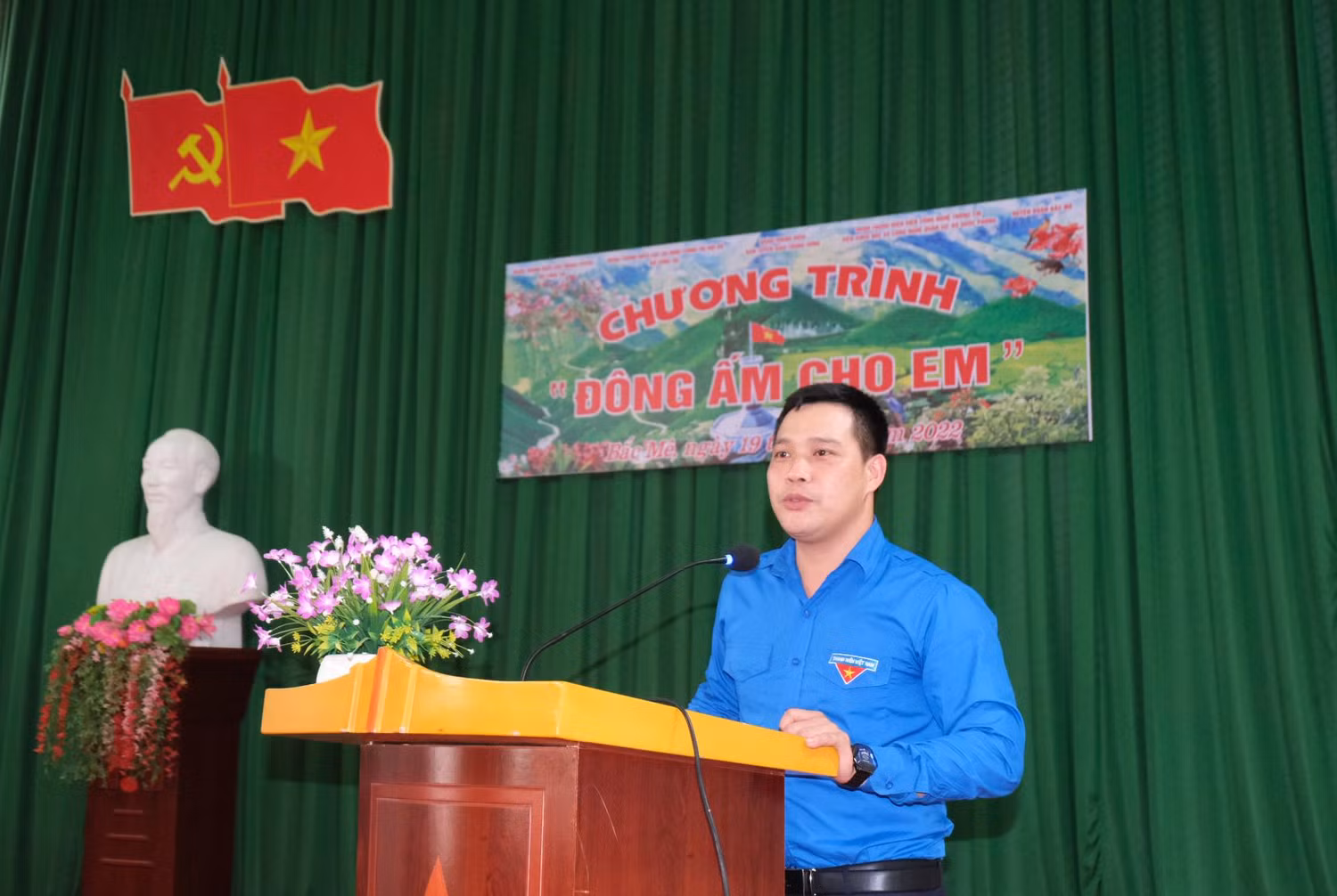 Bí thư Đoàn Thanh niên Ban Tuyên giáo Trung ương - Đào Văn Hiếu, đại diện các tổ chức Đoàn Thanh niên phát biểu tại buổi trao quà. Ảnh: PV Bí thư Đoàn Thanh niên Ban Tuyên giáo Trung ương - Đào Văn Hiếu, đại diện các tổ chức Đoàn Thanh niên phát biểu tại buổi trao quà. Ảnh: PV