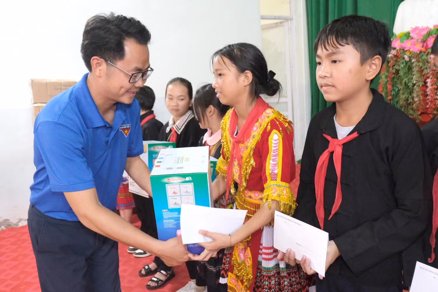 Bí thư Đoàn thanh niên Báo điện tử Đảng Cộng sản Việt Nam - Phạm Văn Cường hi vọng những món quà nhỏ của Đoàn sẽ giúp các em học sinh tại xã Minh Sơn vơi bớt đôi phần khó khăn để theo đuổi ước mơ con chữ nơi miền đá. Ảnh: LC Bí thư Đoàn thanh niên Báo điện tử Đảng Cộng sản Việt Nam - Phạm Văn Cường hi vọng những món quà nhỏ của Đoàn sẽ giúp các em học sinh tại xã Minh Sơn vơi bớt đôi phần khó khăn để theo đuổi ước mơ con chữ nơi miền đá. Ảnh: LC