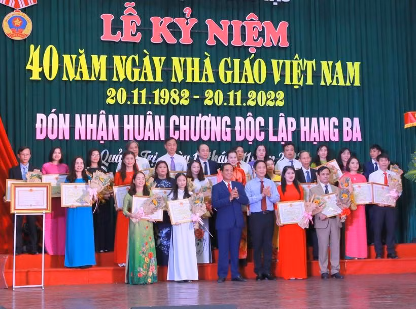 Các thầy cô giáo nhận bằng khen trong ngày vui của ngành Giáo dục Quảng Trị. Ảnh: Sở Giáo dục và Đào tạo Quảng Trị