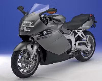 Một lựa chọn lý tưởng cho một cuộc đua khốc liệt là chiếc BMW K1200 S. Sự khủng khiếp của K1200 S là khả năng tăng tốc từ 0 km/h lên 60 km/h chỉ trong 2,8 giây, nhờ trang bị động cơ 16-V bốn thì trục dọc và làm mát bằng chất lỏng. Vận tốc tối đa của K1200 S là 278 km/h, động cơ 165 mã lực với vòng quay 10.250 vòng/phút