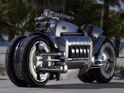 Đứng đầu trong danh sách 10 chiếc siêu mô tô nhanh nhất thế giới là Dodge Tomahawk, chiếc mô tô dựa trên động cơ 500 mã lực 4 bánh của chiếc Viper V-10 huyền thoại. Theo nhà sản xuất, Dodge có khả năng tăng tốc từ 0 km đến 80 km/h chỉ trong vòng 1,75 giây. Vận tốc tối đa của nó là một con số khủng khiếp: 560 km/h.