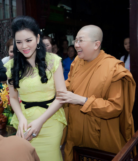 Trong chiếc đầm vàng của thương hiệu Marchesa, MC Lý Nhã Kỳ xinh đẹp và nhẹ nhàng khiến các phật tử, khán giả không ngớt lời khen ngợi. Trong chiếc đầm vàng của thương hiệu Marchesa, MC Lý Nhã Kỳ xinh đẹp và nhẹ nhàng khiến các phật tử, khán giả không ngớt lời khen ngợi.