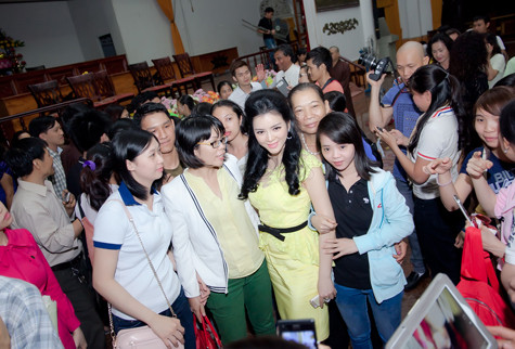 Khán giả vây quanh Lý Nhã Kỳ chụp hình sau buổi giao lưu Khán giả vây quanh Lý Nhã Kỳ chụp hình sau buổi giao lưu