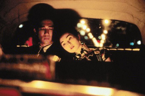 Trương Mạn Ngọc và Lương Triều Vỹ trong 1 cảnh phim “Tâm trạng khi yêu” - In the mood love