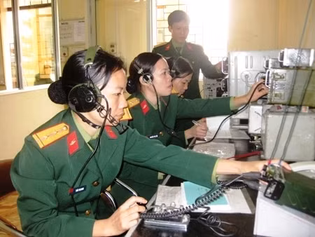 Các hoạt động có ý nghĩa này đã động viên, khích lệ tạo khí thế thi đua sôi nổi cho chị em trong Binh chủng TTG; giúp chị em hiểu biết sâu sắc hơn về vai trò, vị thế của người phụ nữ trong thời kỳ CNH, HĐH đất nước, là động lực thúc đẩy chị em sẵn sàng nhận và hoàn thành tốt mọi nhiệm vụ được giao, góp phần xây dựng hội phụ nữ cơ sở vững mạnh, xây dựng cơ quan, đơn vị vững mạnh toàn diện. ẢNH: Phụ nữ Đại đội thông tin (Bộ Tham mưu) thực hiện liên lạc hướng ở tổng đài cơ quan Bộ Tư lệnh Binh chủng TTG