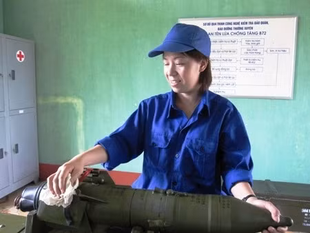 Thượng úy, QNCN Đoàn Thanh Nga, nhân viên bảo quản đạn Kho Y đạt danh hiệu phụ nữ ''Giỏi việc nước, đảm việc nhà'