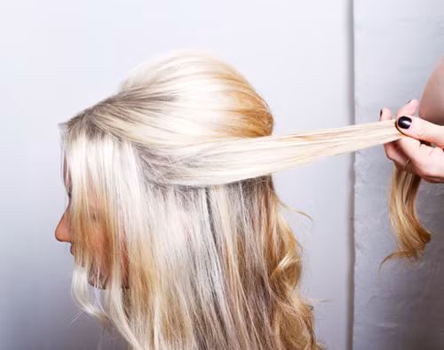 Bước 4: chọn hai lọn tóc nhỏ ở hai bên thái dương. Bước 4: chọn hai lọn tóc nhỏ ở hai bên thái dương.